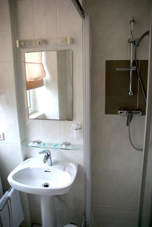 Charly'S Gare Hotel Senningerberg Room photo